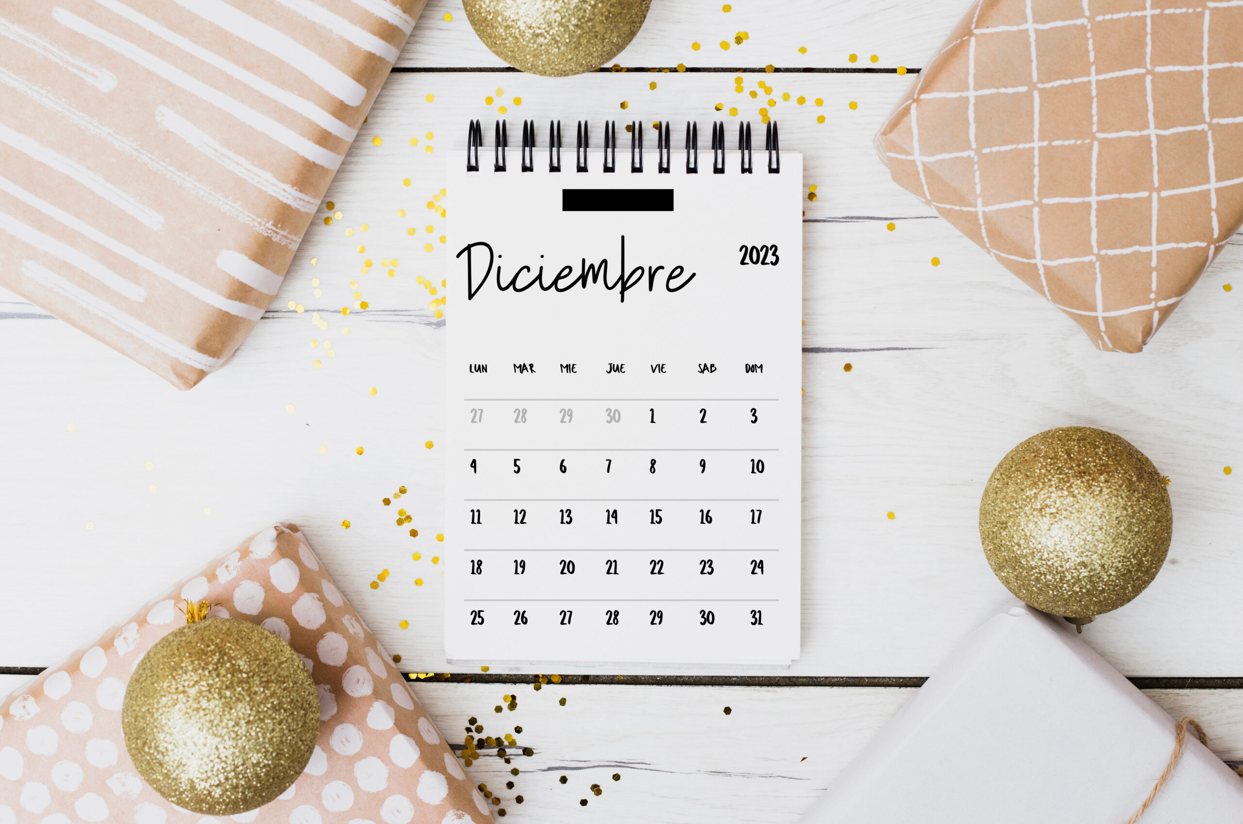 vista-superior-calendario-de-diciembre-de-2023-con-globos